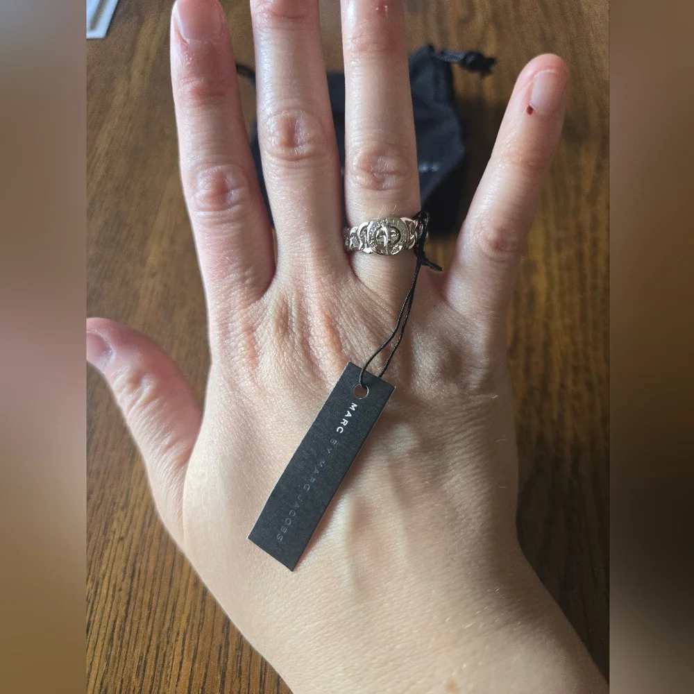 NEW Marc by Marc Jacobs Argento Silvertone Katie Turnlock Ring S/M - Picture 4 of 10